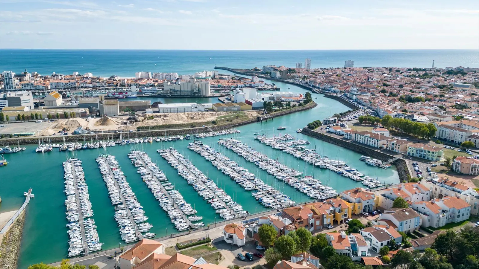 Vue aérienne du port et de la ville des Sables d’Olonne